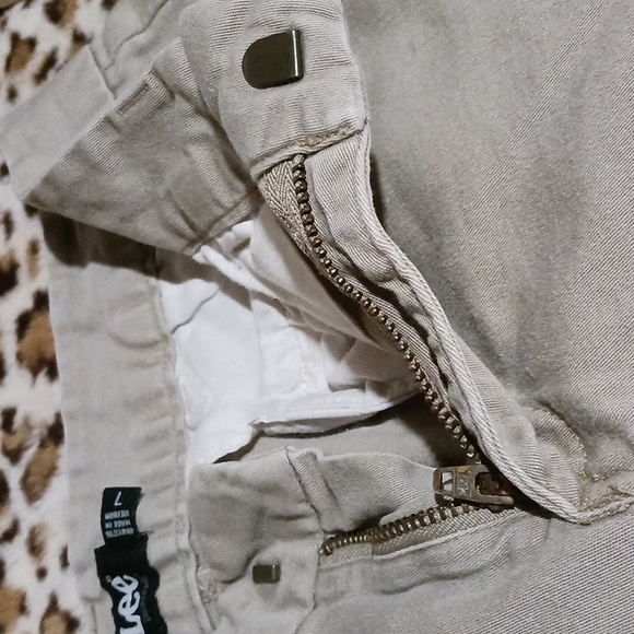 FINAL Price before donated. Lee Khaki Chino Style Bermuda Shorts S 7 juniors - Picture 4 of 11